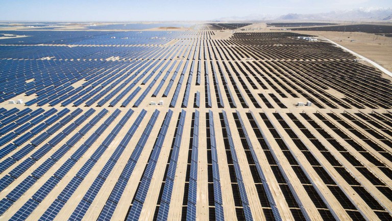 Eine Drohnenaufnahem einer riesigen Solaranlage in der Wüste
