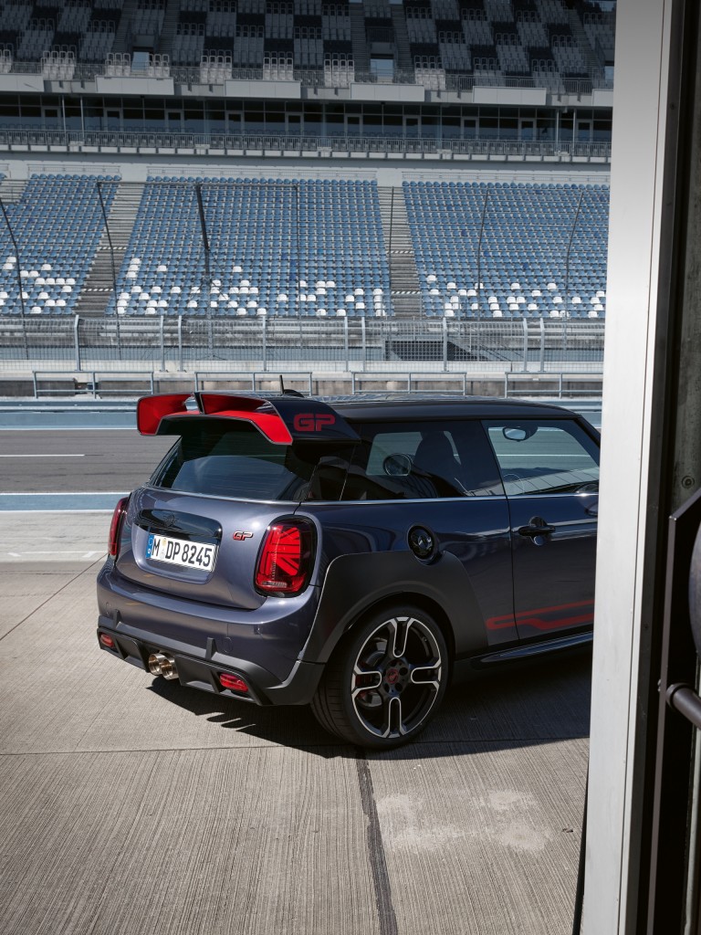 MINI John Cooper Works GP – grau und rot – Heckspoiler MINI John Cooper Works GP – grau und rot – Heckspoiler