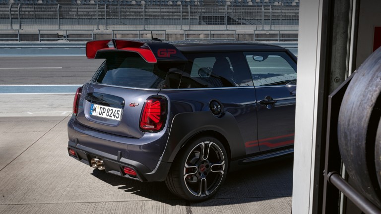 MINI John Cooper Works GP – grau und rot – Heckspoiler MINI John Cooper Works GP – grau und rot – Heckspoiler