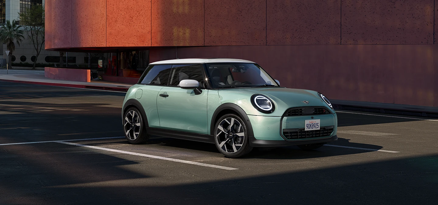 Vue avant latérale de la MINI Cooper Ocean Wave Green et toit blanc.
