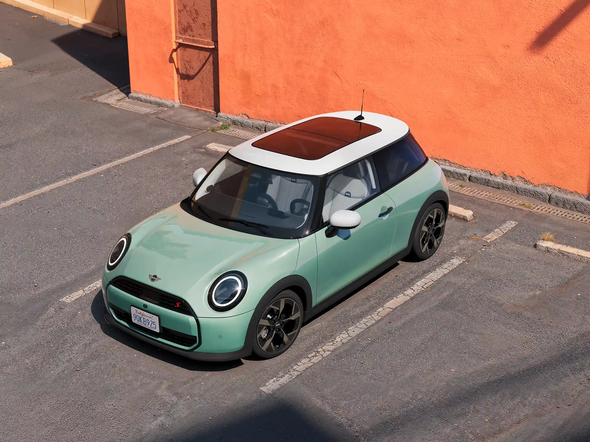Video in dettaglio degli interni e degli esterni di una MINI Cooper. La telecamera scorre sul cruscotto, evidenziando gli elementi di design