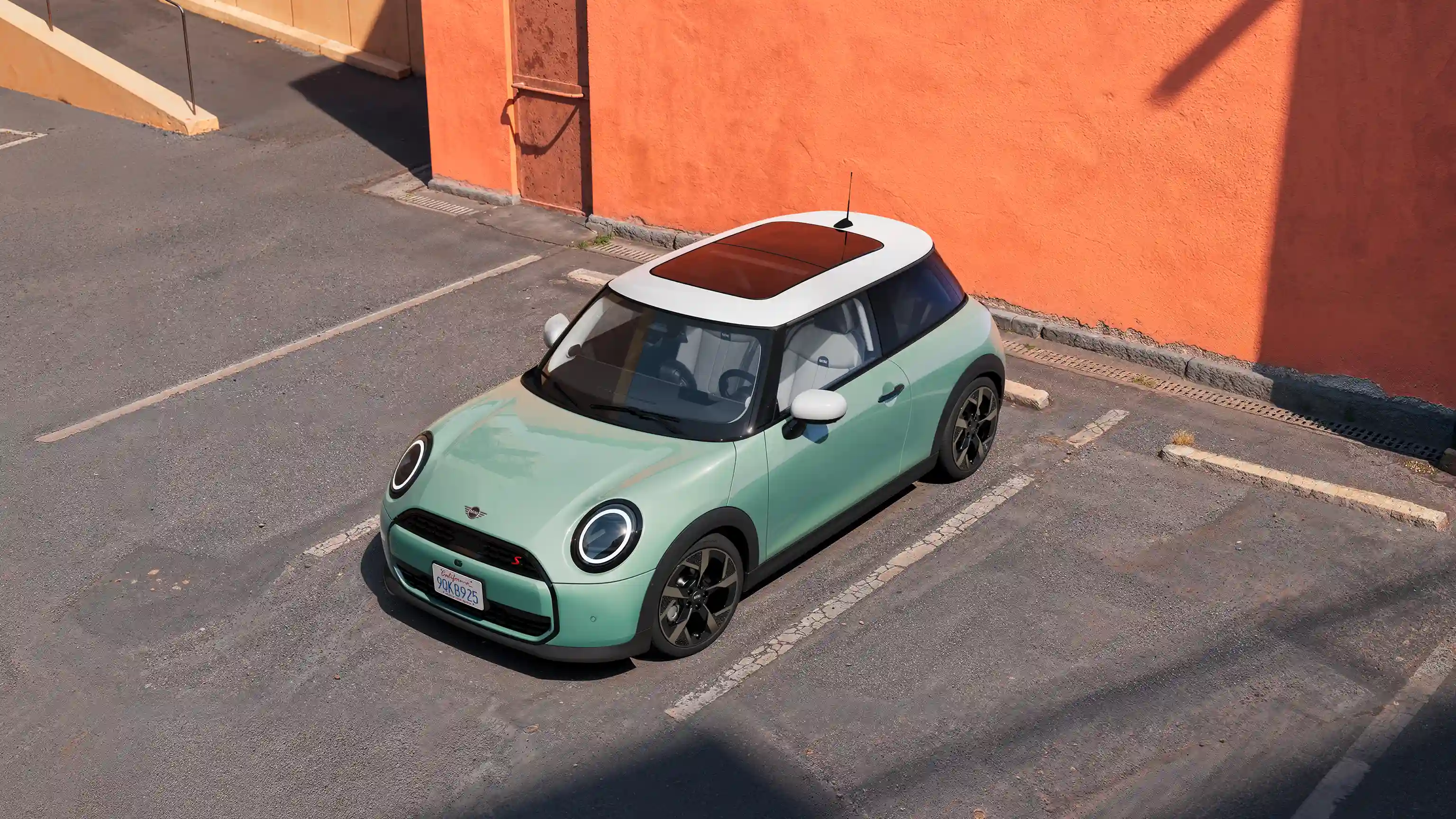 Video in dettaglio degli interni e degli esterni di una MINI Cooper. La telecamera scorre sul cruscotto, evidenziando gli elementi di design