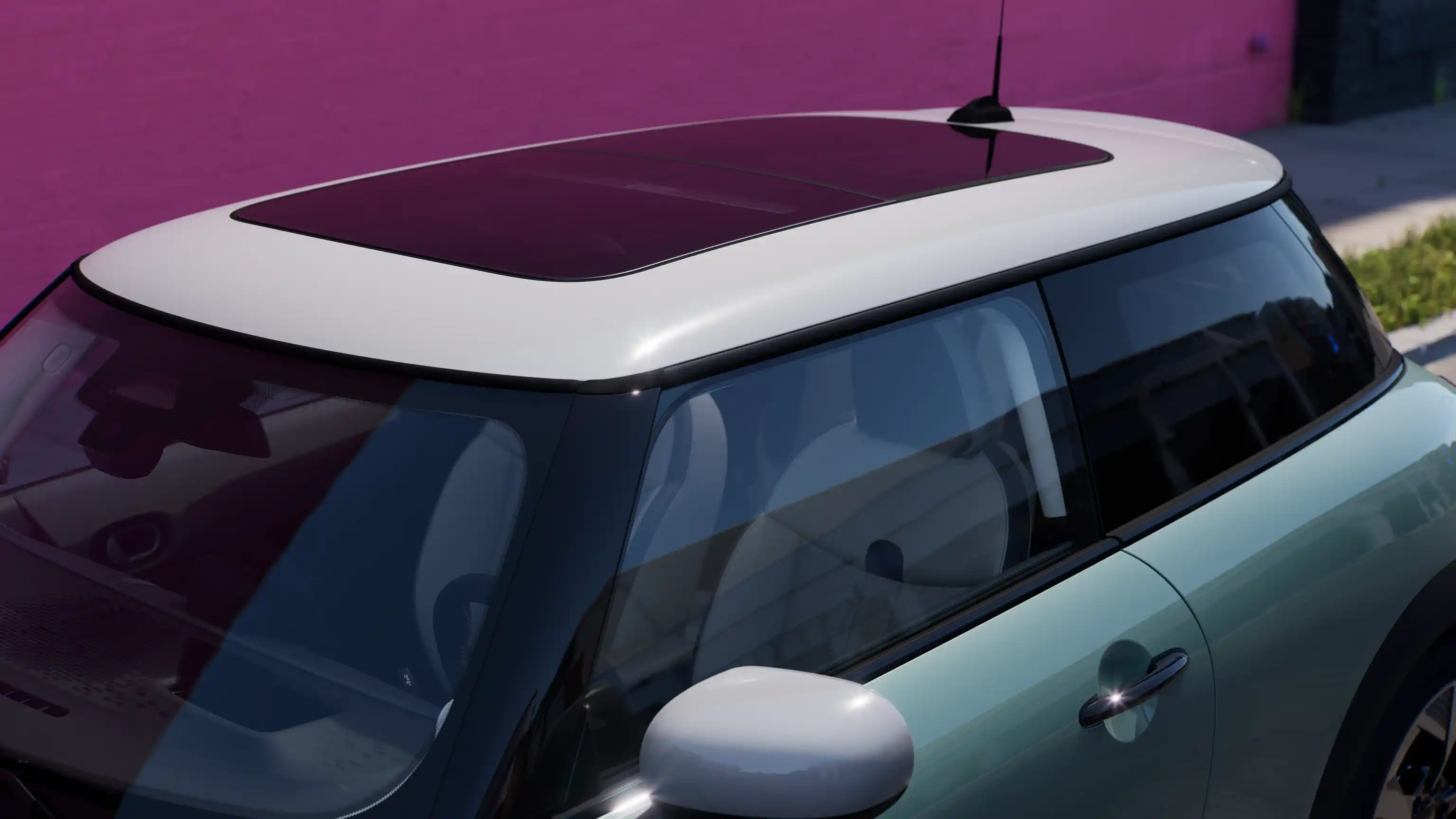 Vista dall’alto di una MINI Cooper in Ocean Wave Green con tetto a contrasto e tetto panoramico in vetro