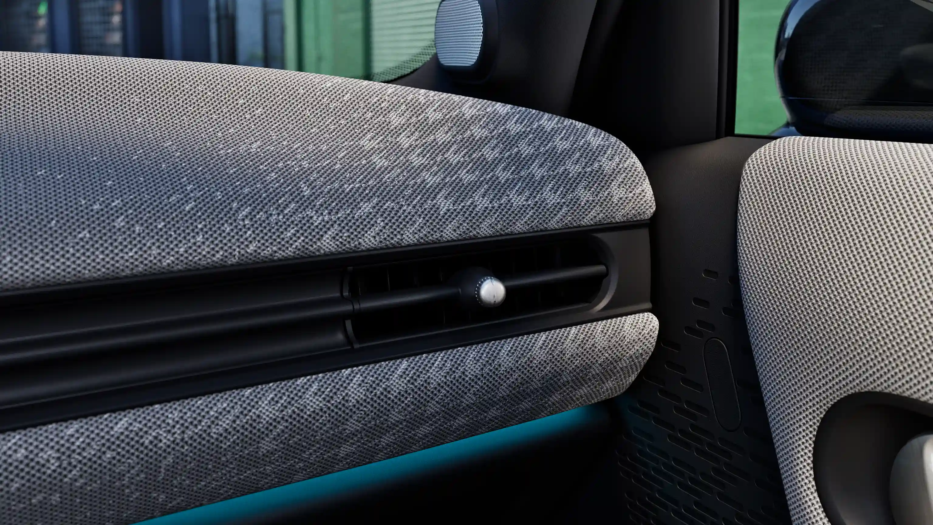 Vista dei dettagli del cruscotto nella MINI Cooper 5 door con illuminazione ambientale blu