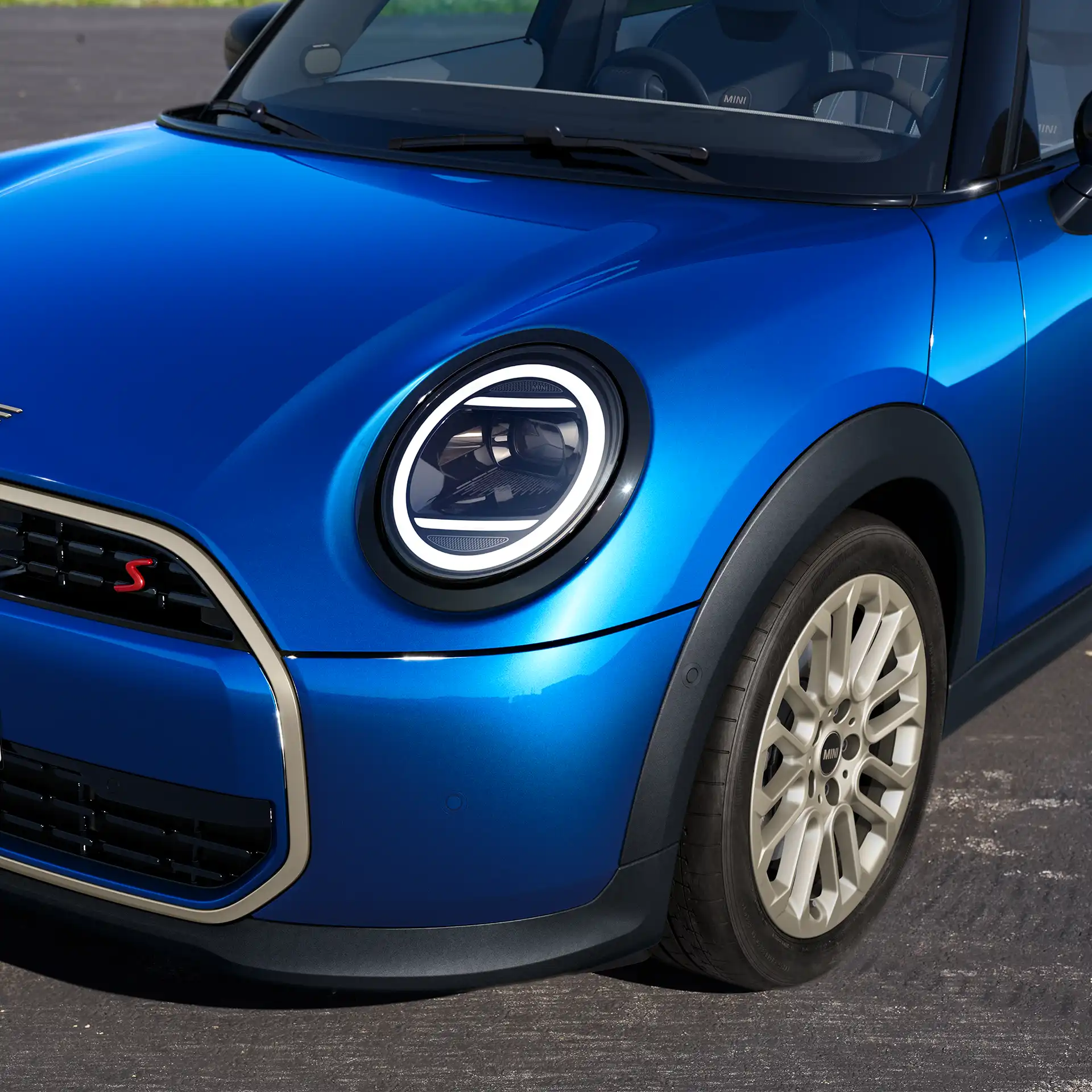 Vue avant détaillée de la MINI Cooper 5 portes montrant les éléments du design, les phares et les jantes
