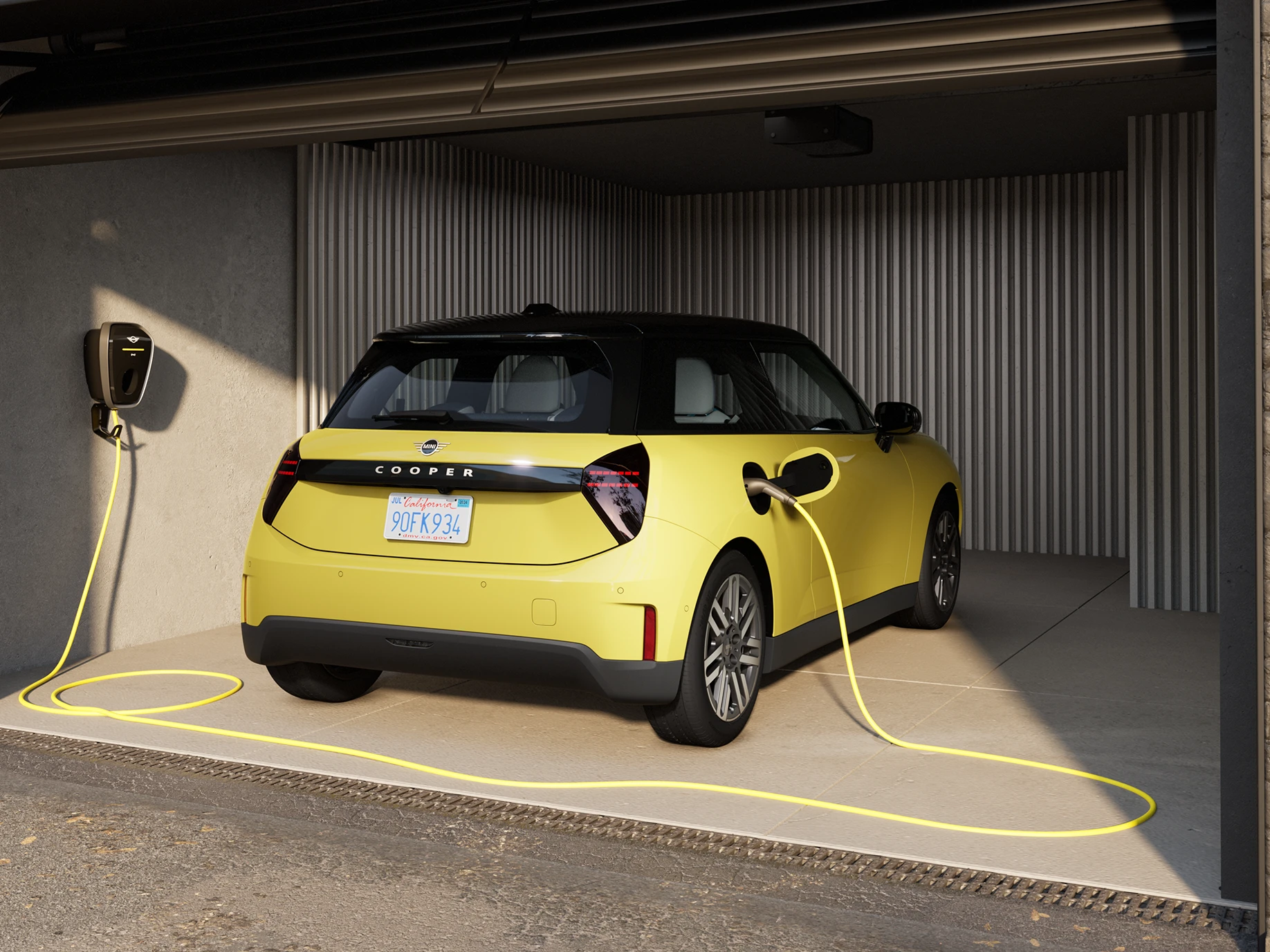 Vue arrière d’une MINI Cooper Electric Sunnyside Yellow en cours de recharge dans un garage. 