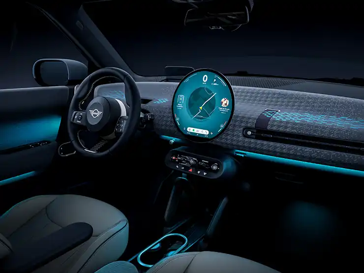 Vue de l’intérieur de la MINI Cooper Electric avec lumière ambiante bleue.