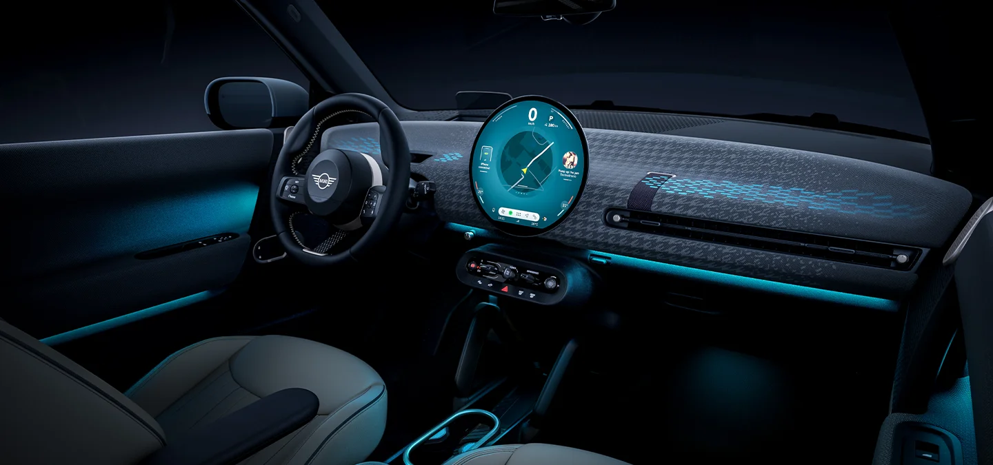 Vue de l’intérieur de la MINI Cooper Electric avec lumière ambiante bleue.