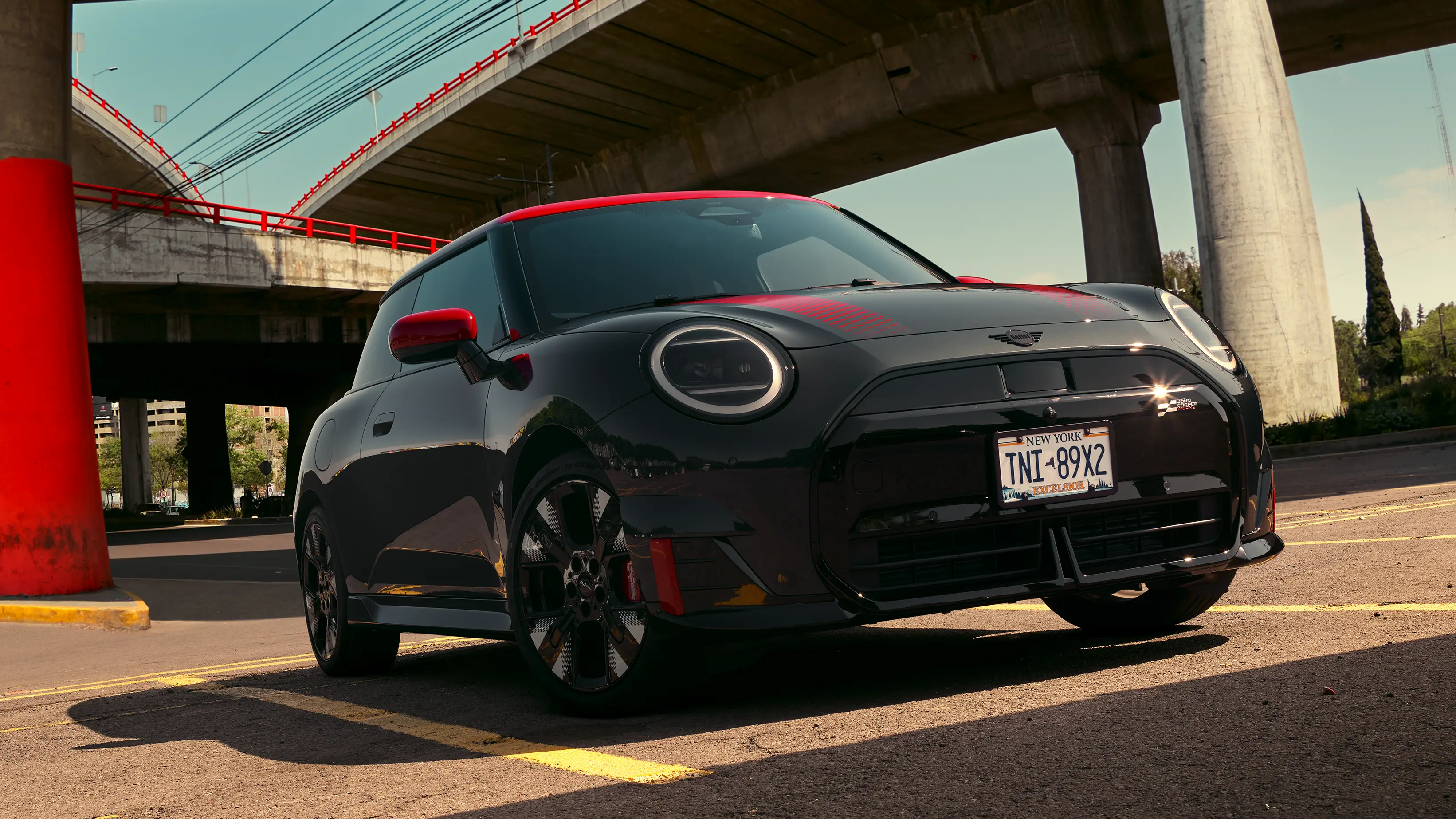 MINI John Cooper Works - J01 JCW Vue latérale