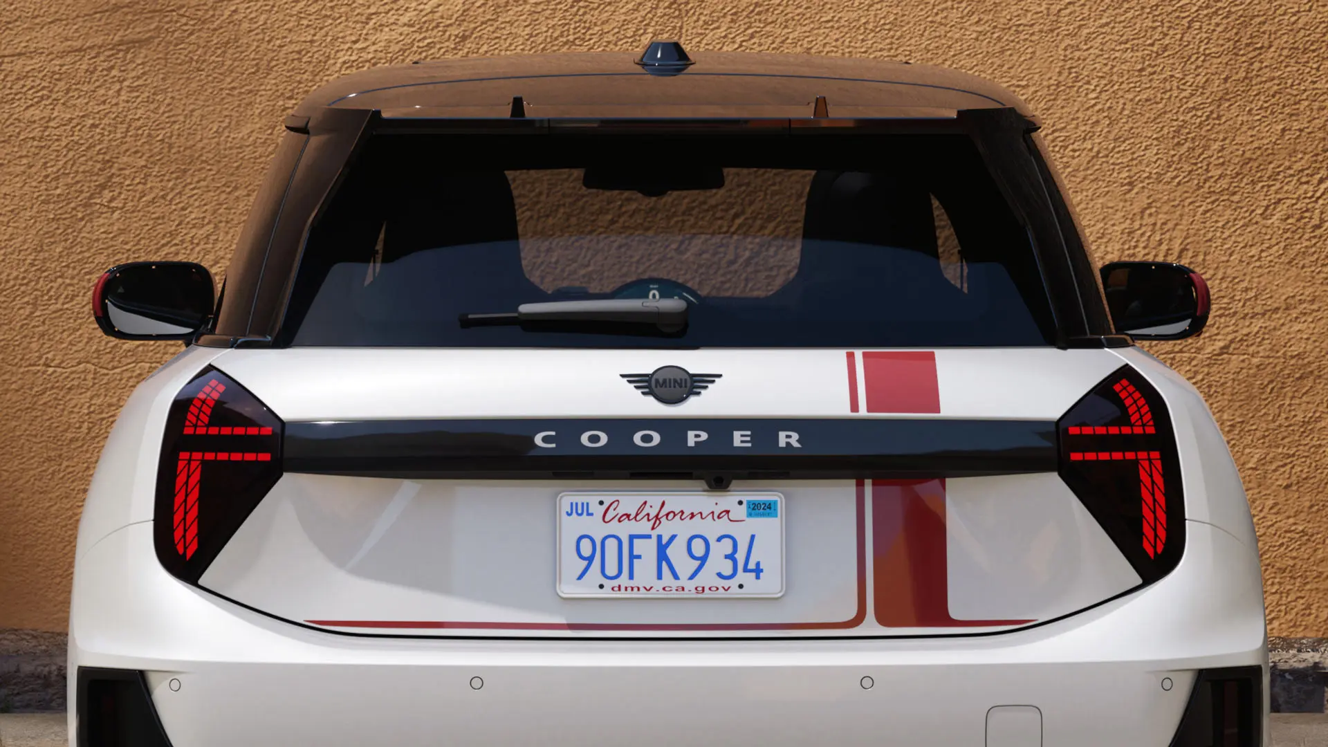 MINI Cooper tre porte con adesivi MINI John Cooper Works in Chili Red – vista posteriore. 