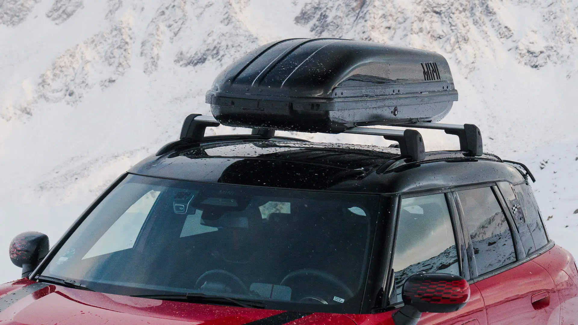 MINI Countryman in Chili Red II con box per tetto MINI 320 in Black.