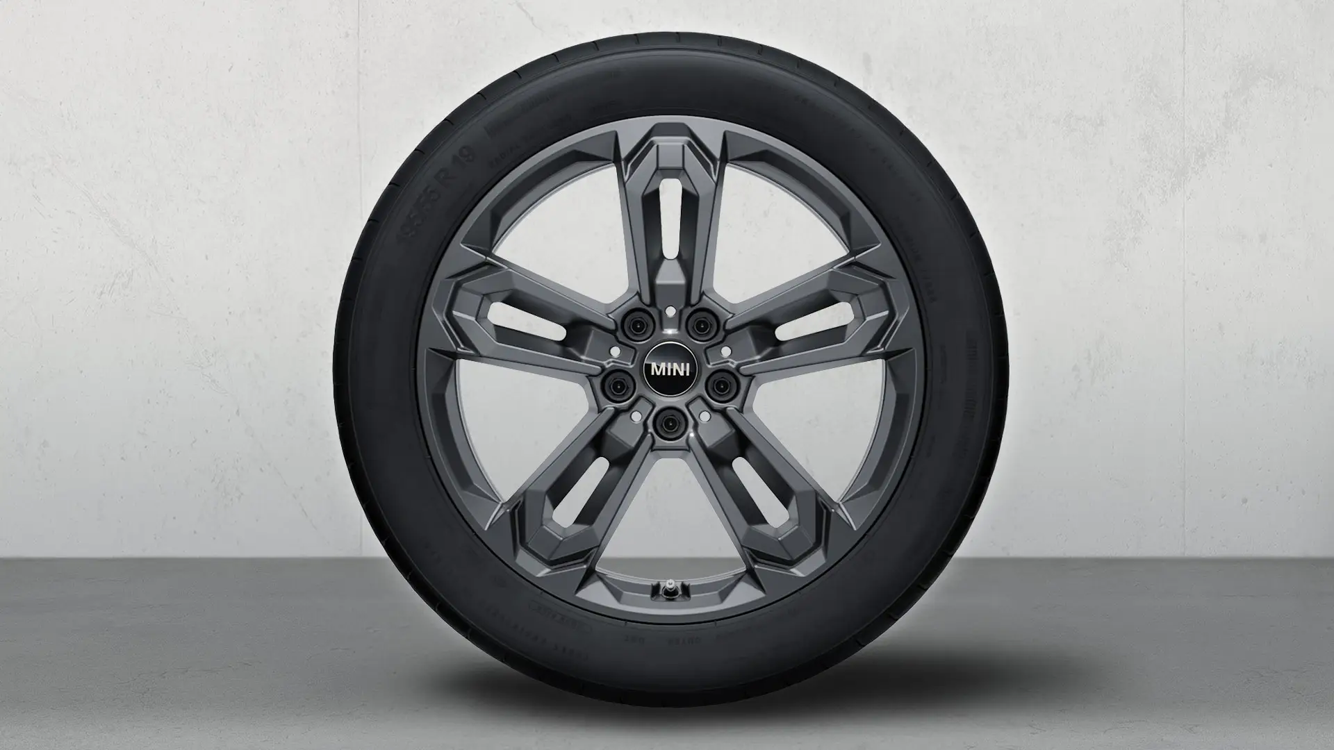 Cerchio in lega leggera invernale John Cooper Works da 19”con design Double Spoke, stile 1041, in Gunmetal Grey. 