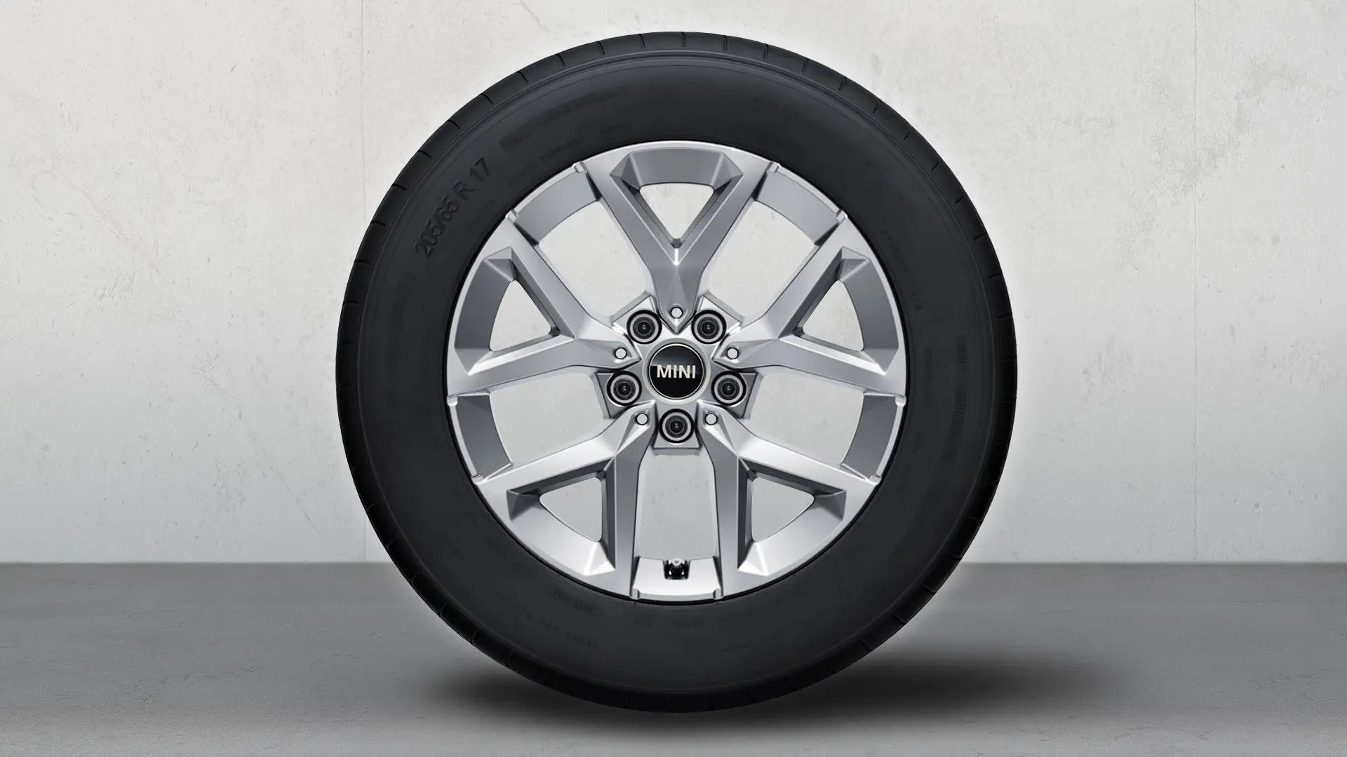 Cerchio in lega leggera invernale John Cooper Works da 17”, Y-Spoke, stile 896, in Refined Silver.