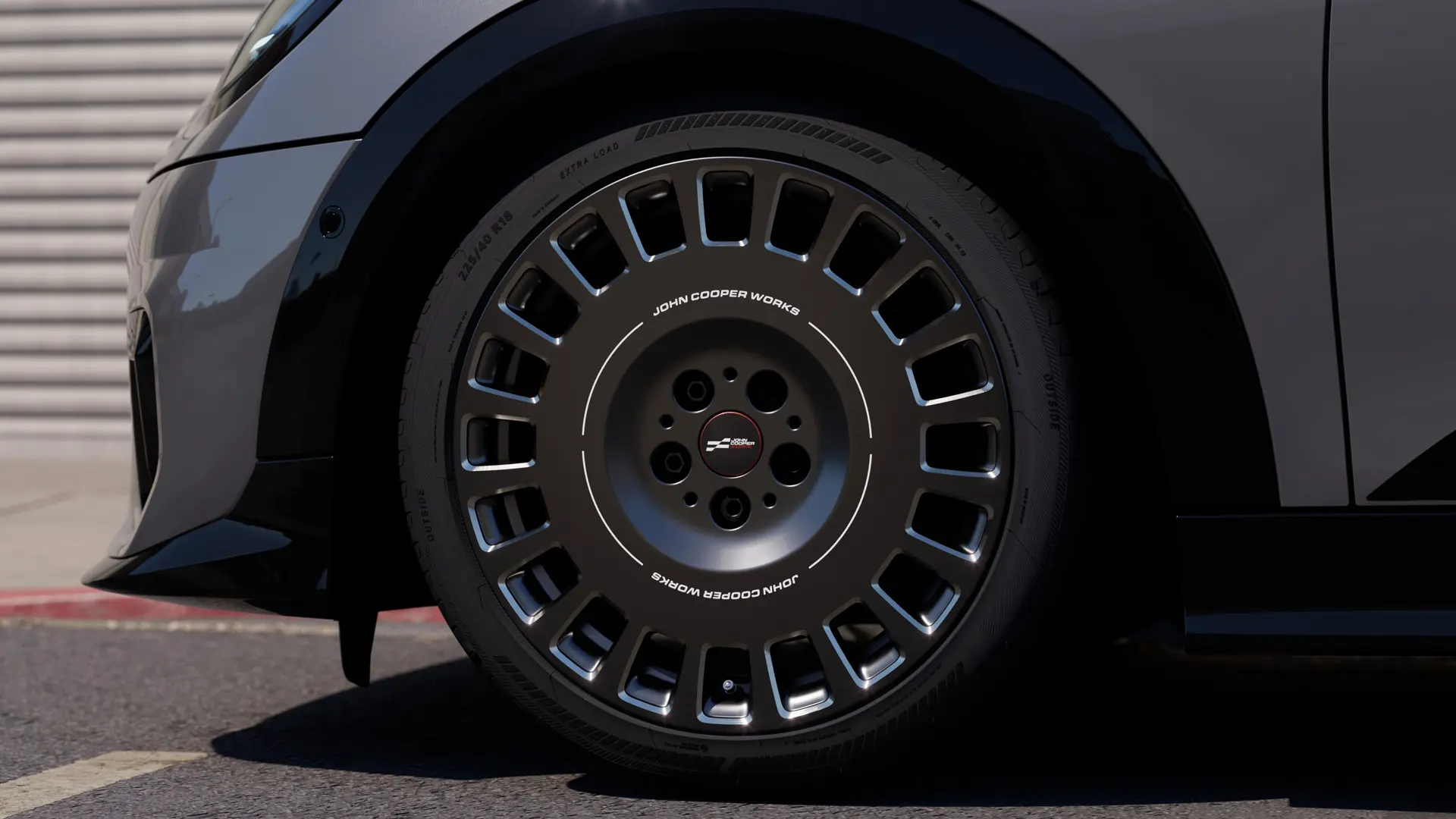 Vue rapprochée des détails de la jante MINI JCW 18" Rallye Spoke 964 Frozen Midnight Grey polie au diamant. 