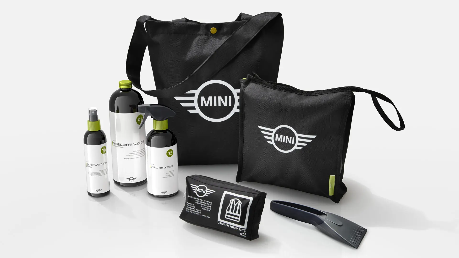 Sélection de produits de nettoyage Car Care MINI dans des sacs noirs de la marque MINI.