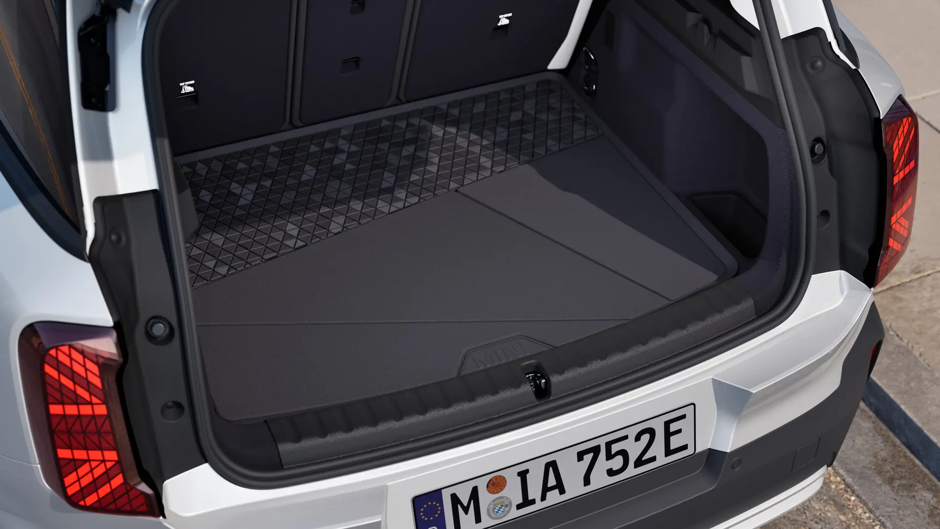 Tapis de coffre Black sur mesure avec bord arrondi haut pour protéger de la saleté et de l'humidité.