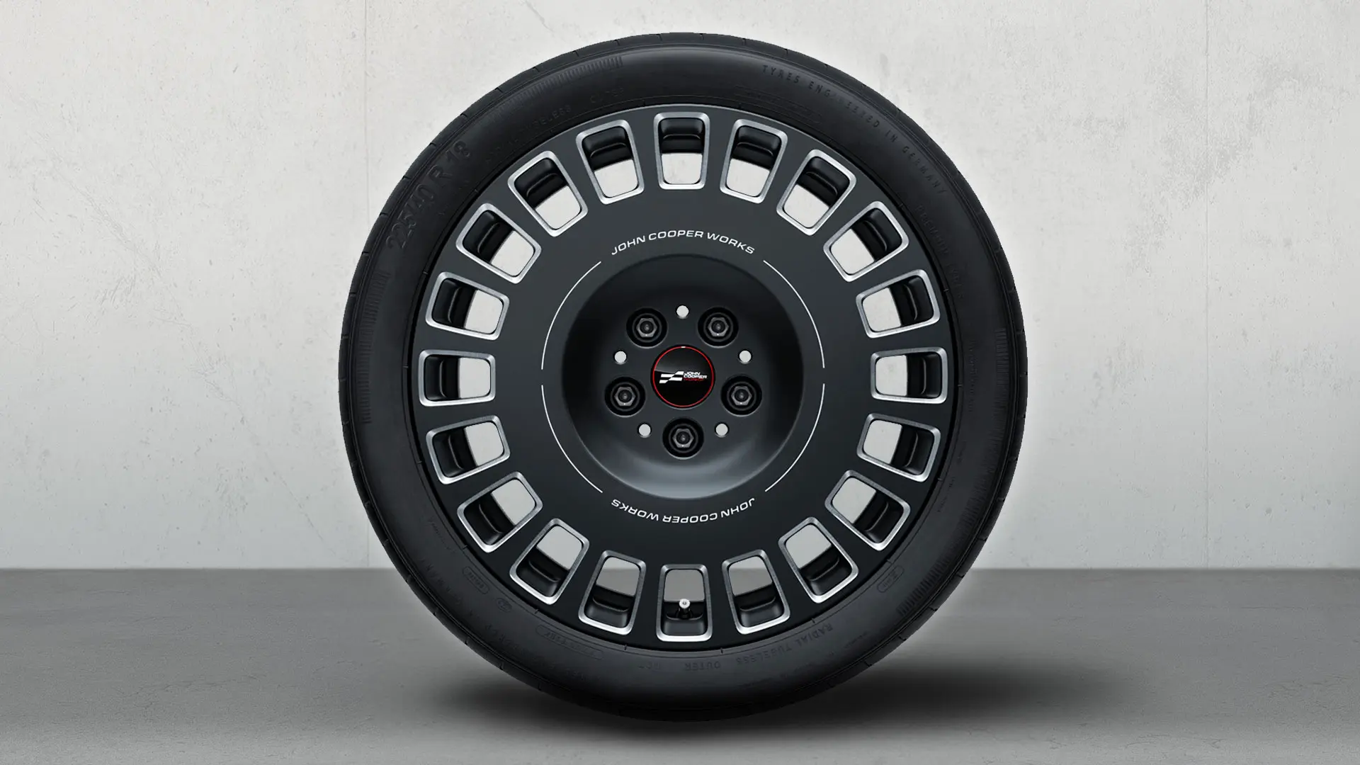 Jante JCW 18" Rallye Spoke 992, ornée du logo JCW et d’un design en Midnight Grey bicolore, avec finition brillante.