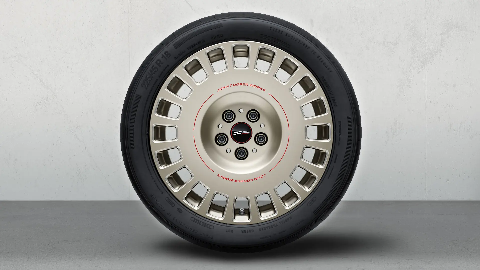 Gros plan de la jante JCW 18" Rallye Spoke 992 montrant les détails du design bicolore en Vibrant Grey, finition brillante.