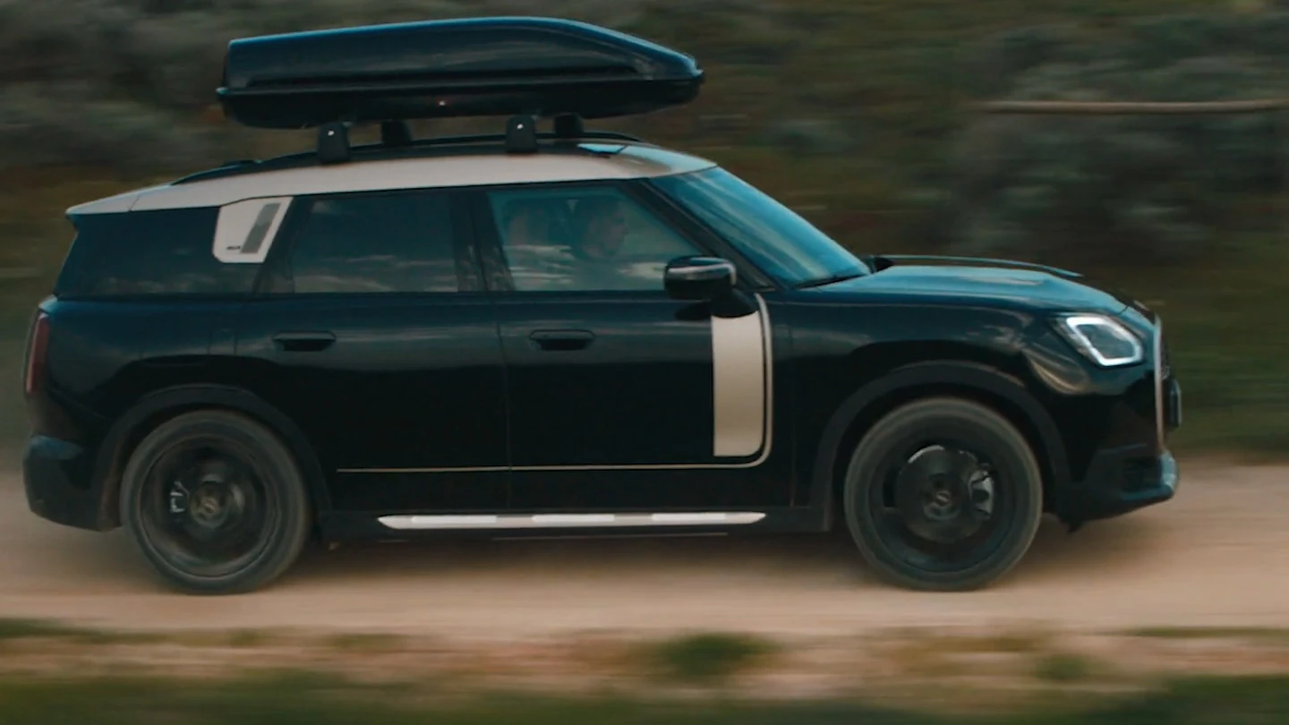 MINI Countryman en Midnight Black métallisé avec jantes John Cooper Works 19" Runway Spoke en noir, pour la conduite tout-terrain. 