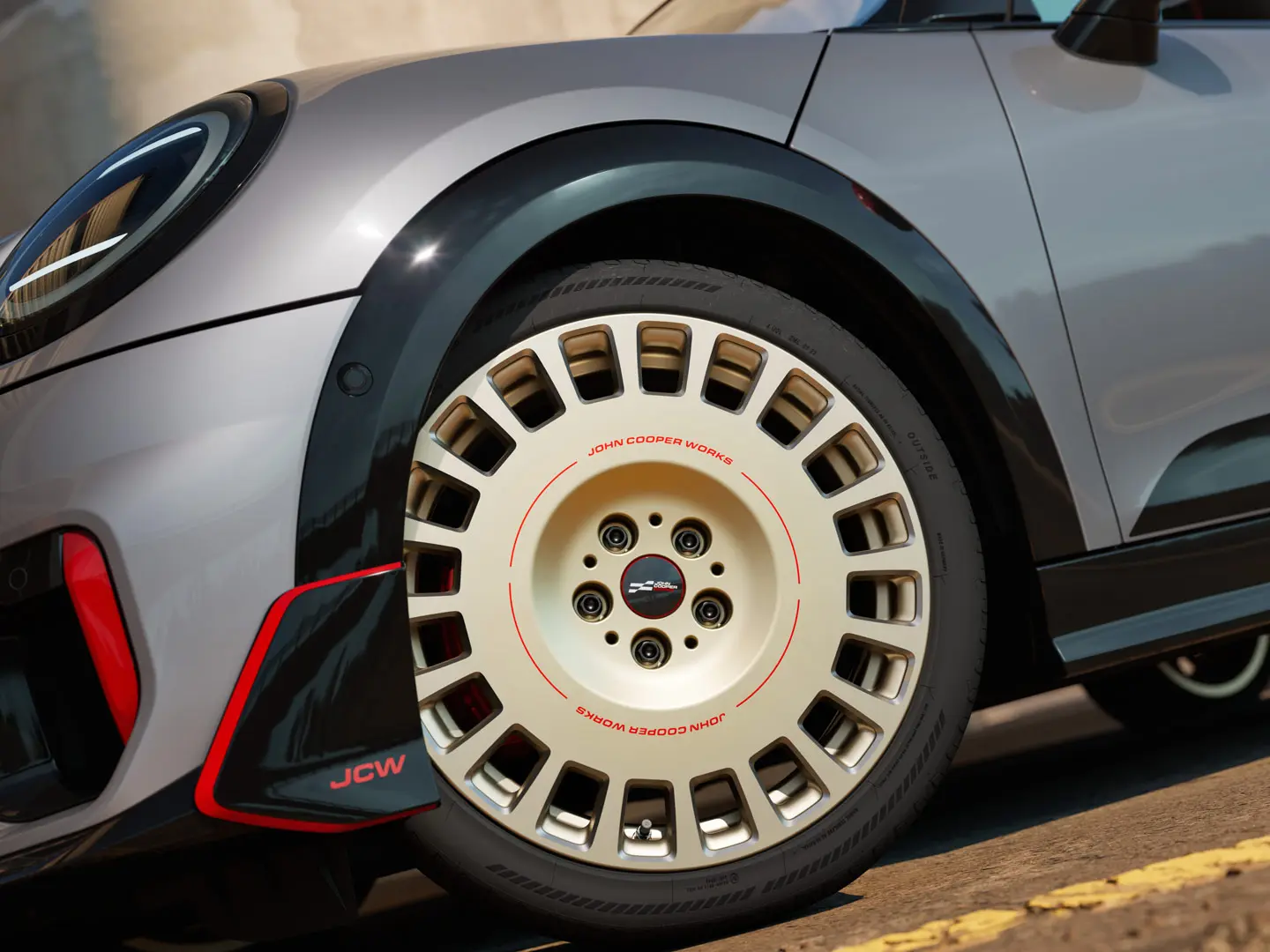 Gros plan d'une jante JCW 18" Rallye Spoke 964 en Vibrant Silver bicolore, diamantée avec ailette avant.