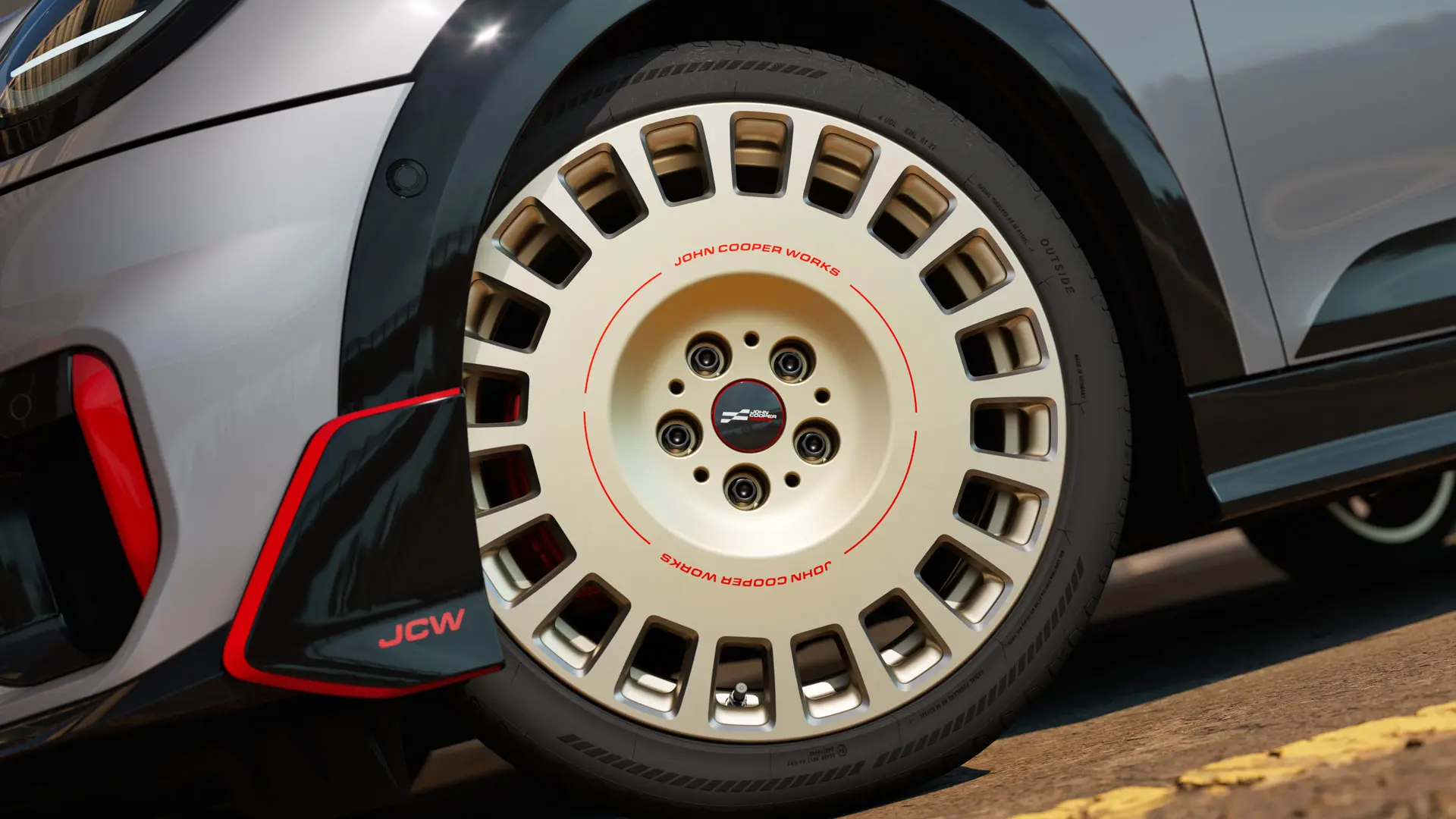 Gros plan d'une jante JCW 18" Rallye Spoke 964 en Vibrant Silver bicolore, diamantée avec ailette avant.