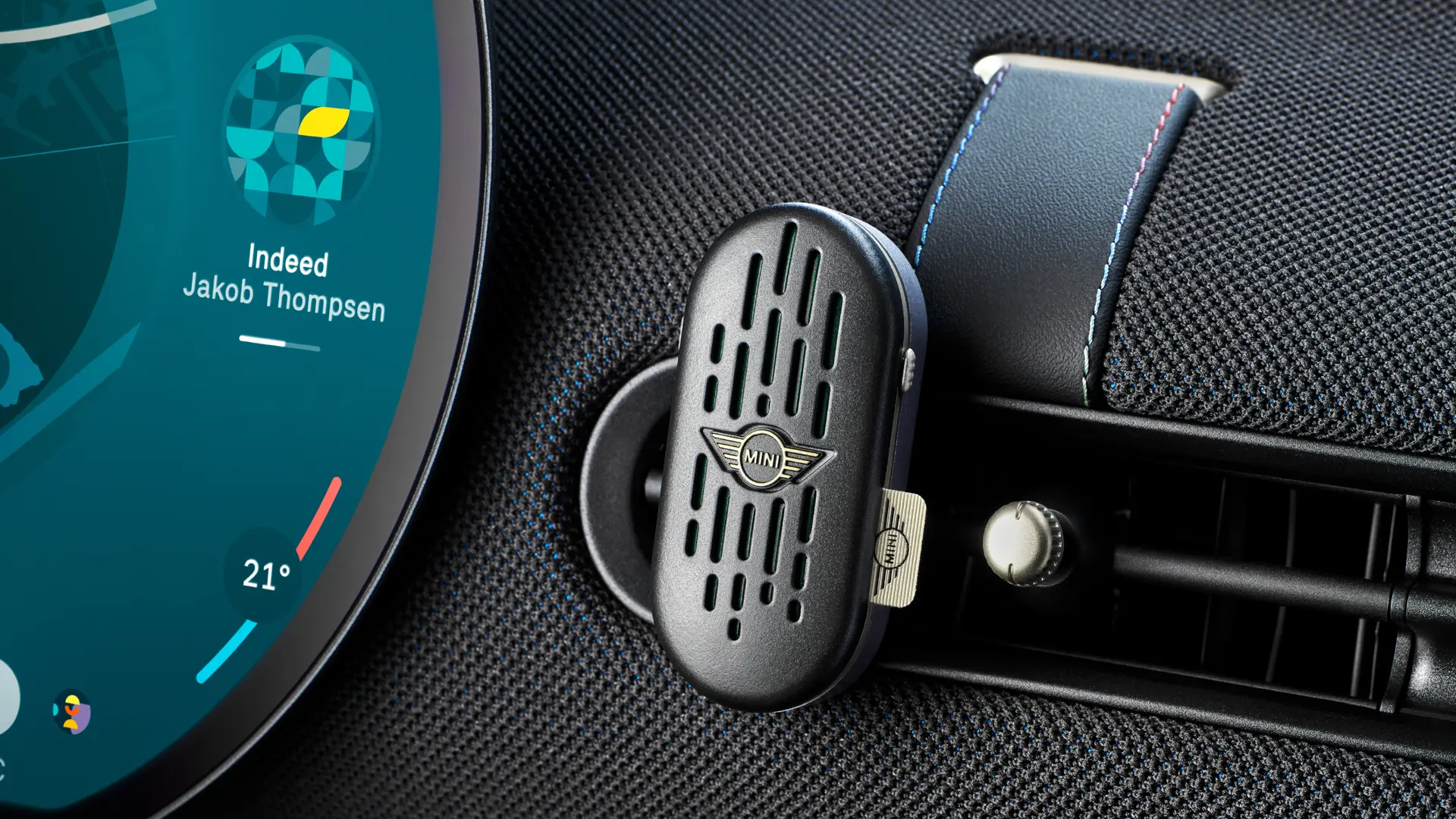 Interni MINI Aceman con touchscreen circolare OLED per l’infotainment e diffusore di profumo naturale MINI sul cruscotto