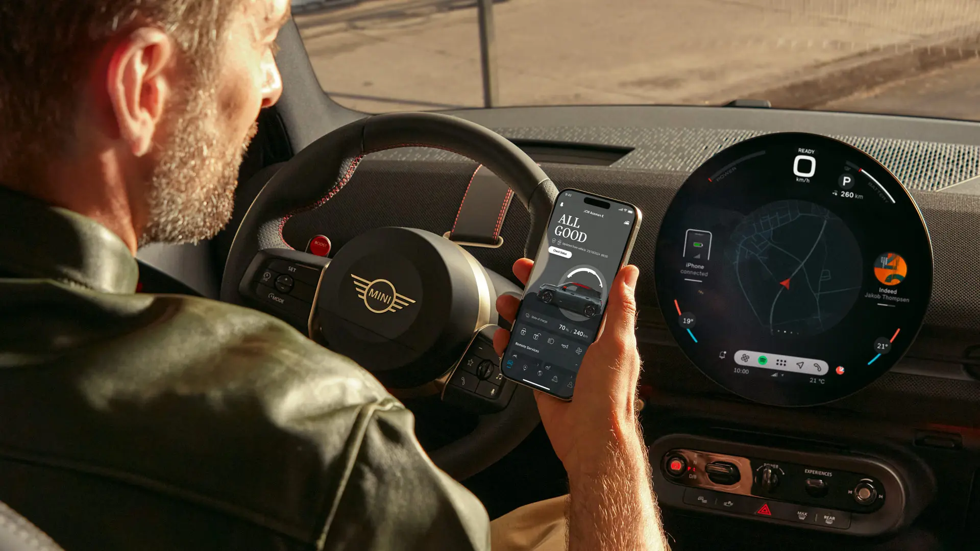 Conducente MINI che utilizza la MINI App sul proprio telefono per i servizi di navigazione.
