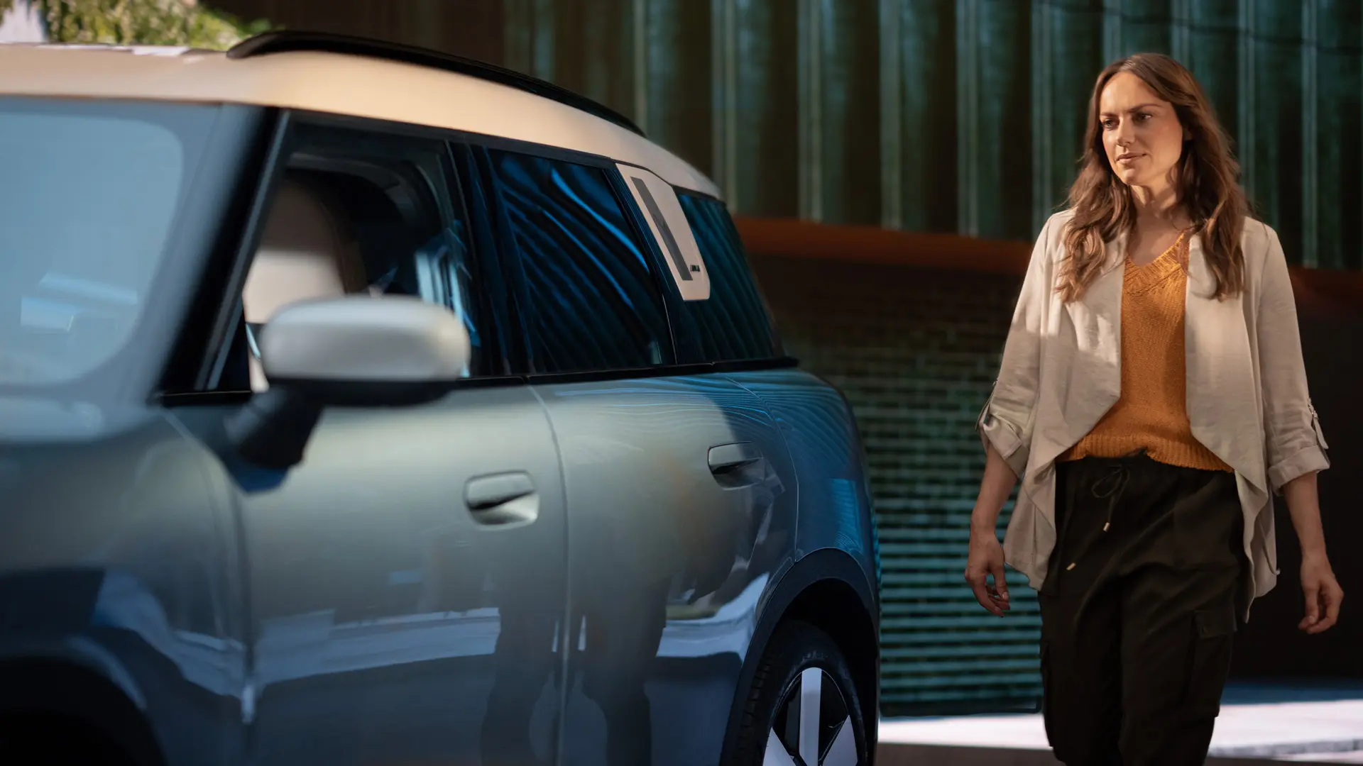 Cliente donna presso il centro MINI dopo aver consultato MINI Financial Services. 