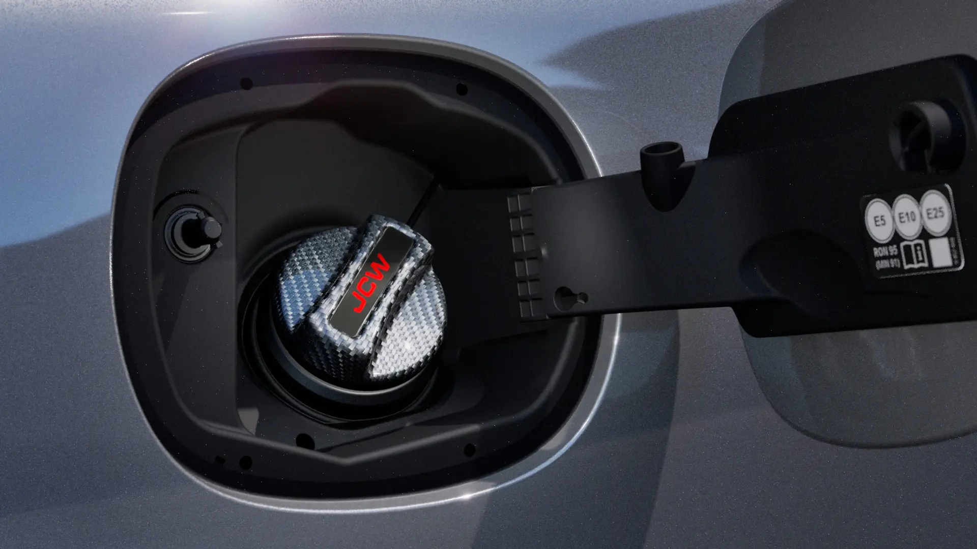 Tappo del serbatoio del carburante in carbonio MINI John Cooper Works con scritta JCW.