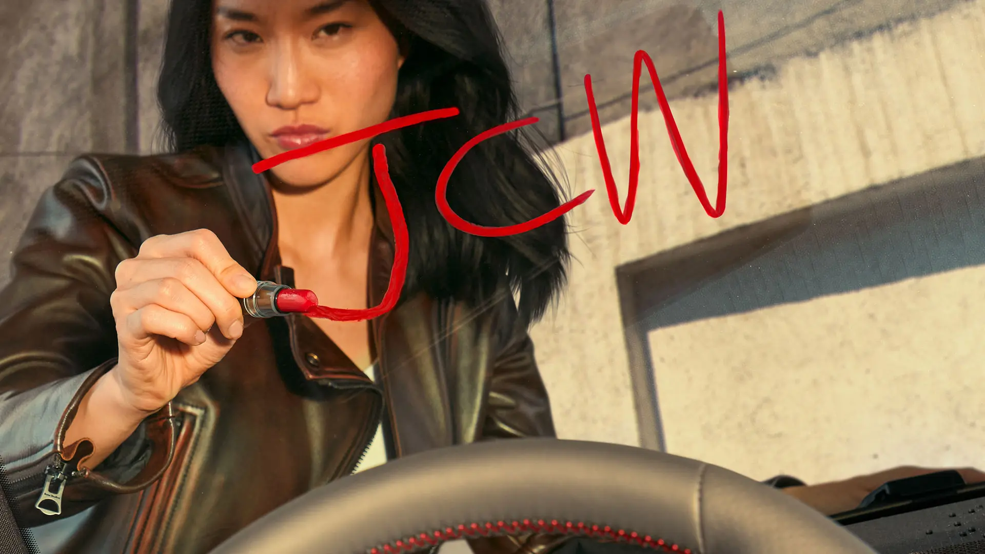 Donna presso un centro MINI in attesa di un giro di prova JCW. 