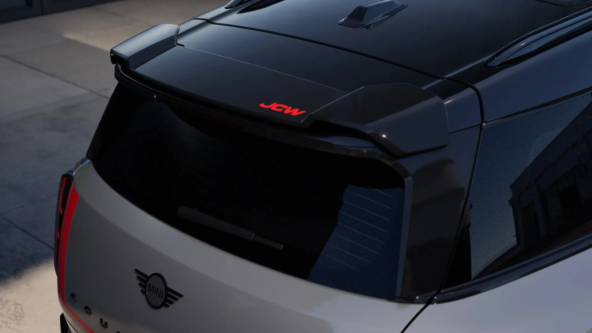 Spoiler posteriore sul tetto MINI John Cooper Works con inserto colore John Cooper Works Chili Red.