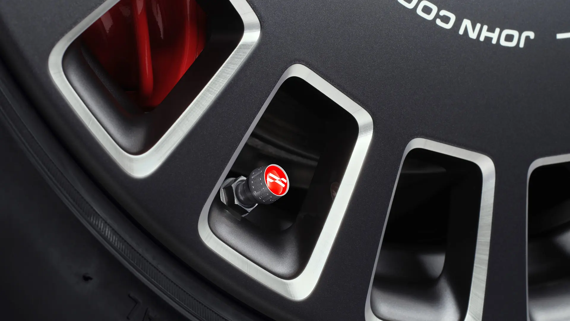 Cappelletti valvole in alluminio John Cooper Works per un elegante tocco visivo rosso sullo pneumatico. 