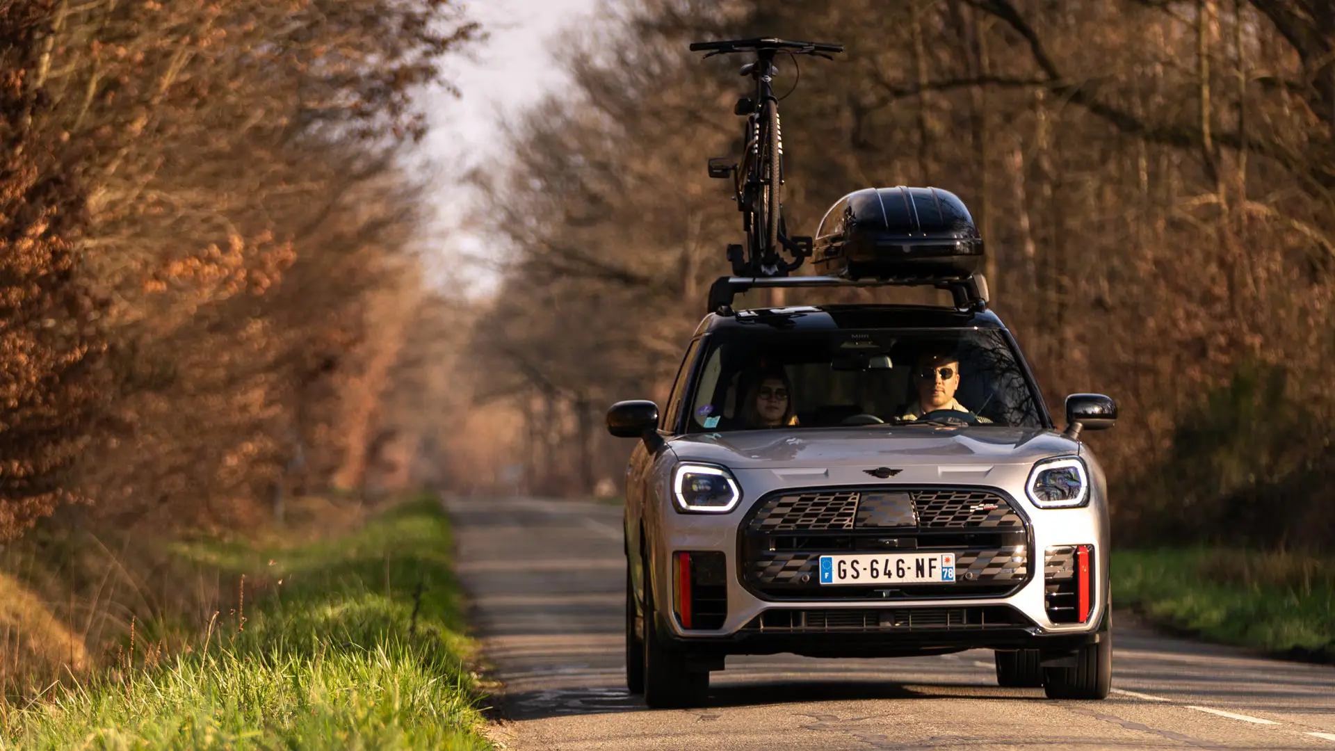MINI Countryman mit Dachbox auf der Straße.