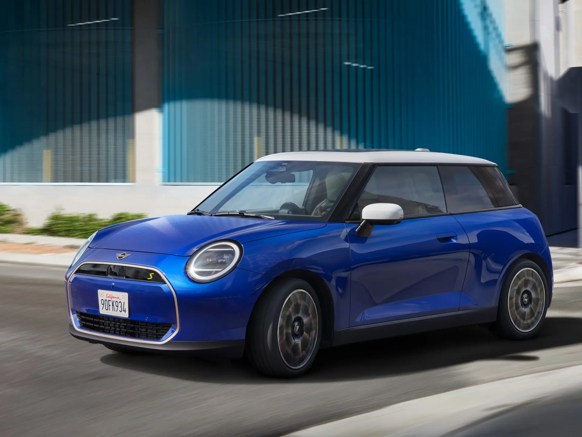 Una MINI Cooper guida in modo dinamico
