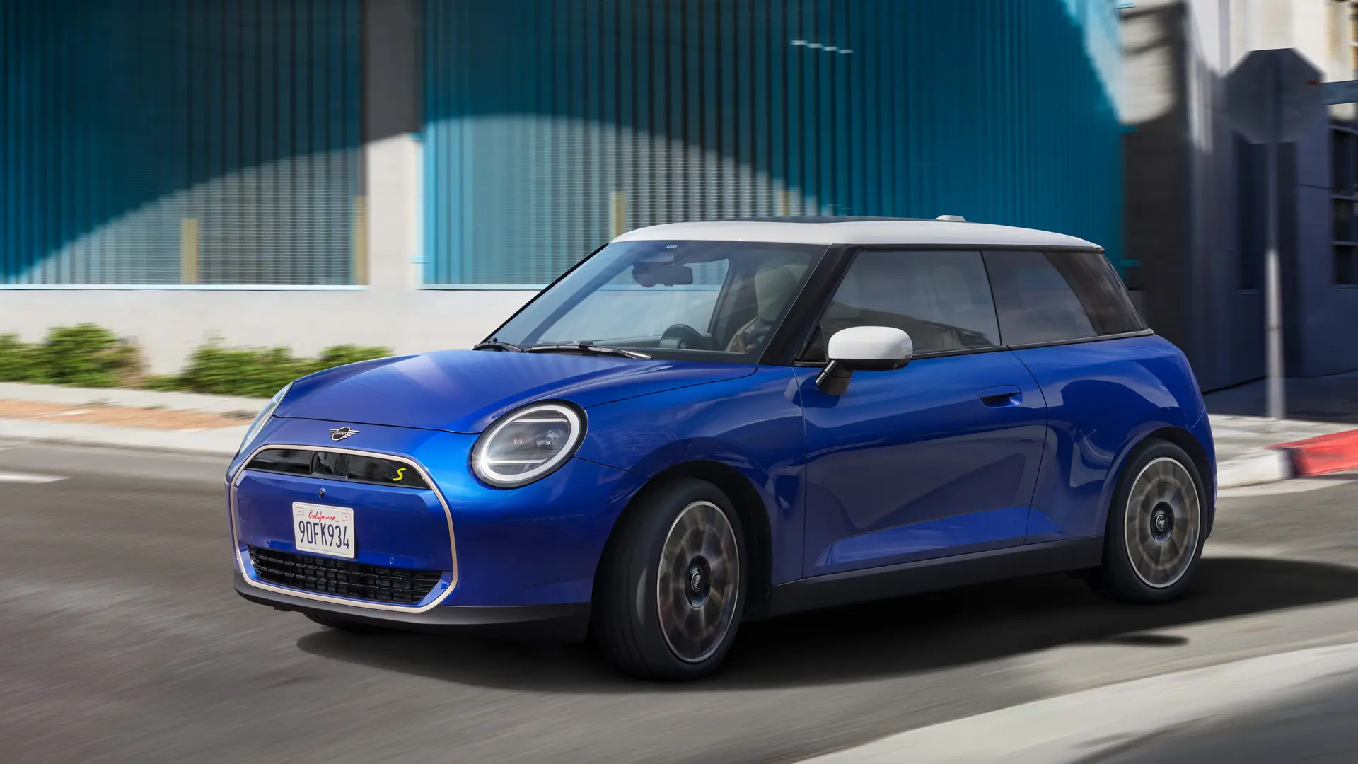 Una MINI Cooper guida in modo dinamico