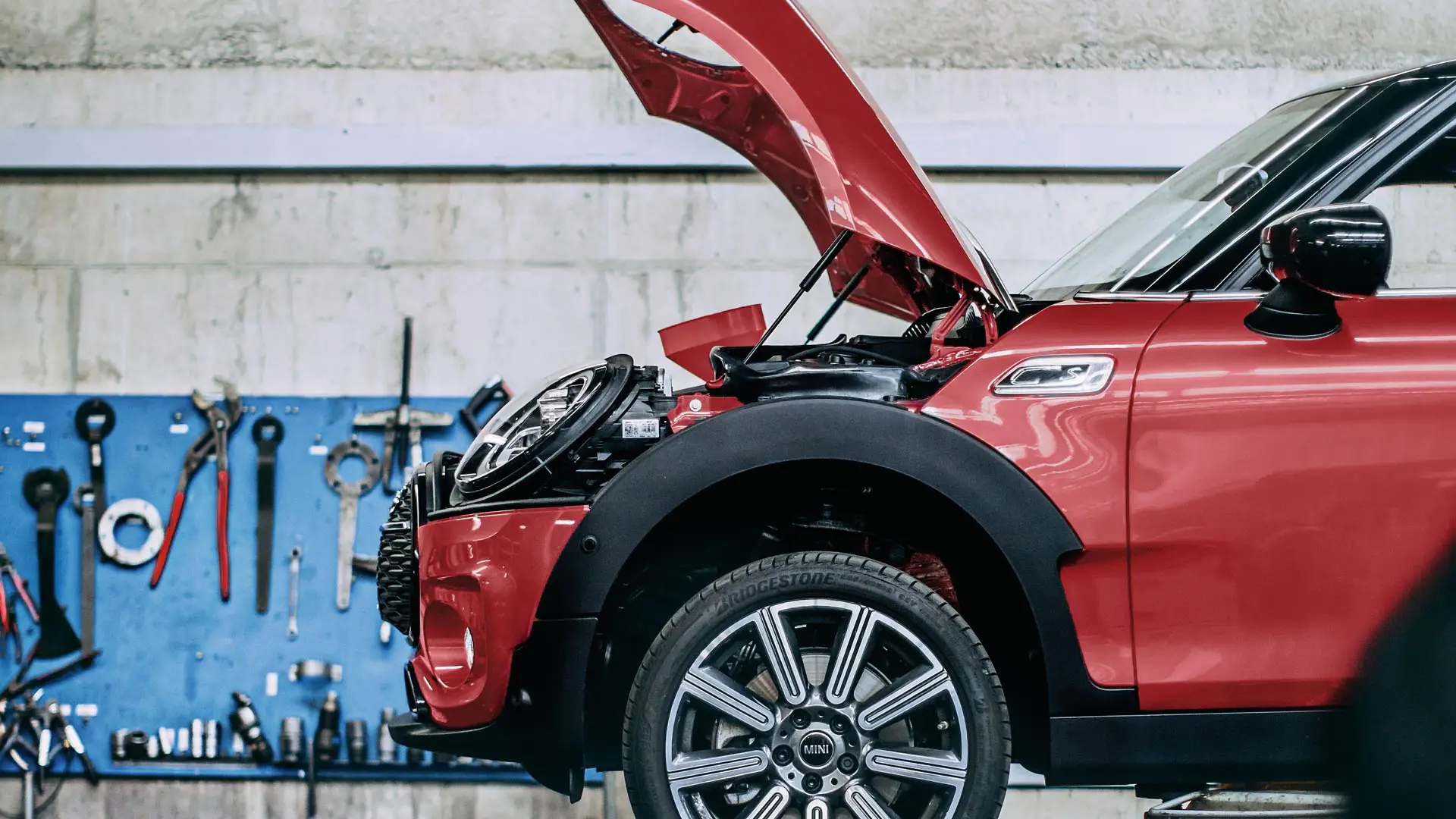 MINI su un sollevatore.