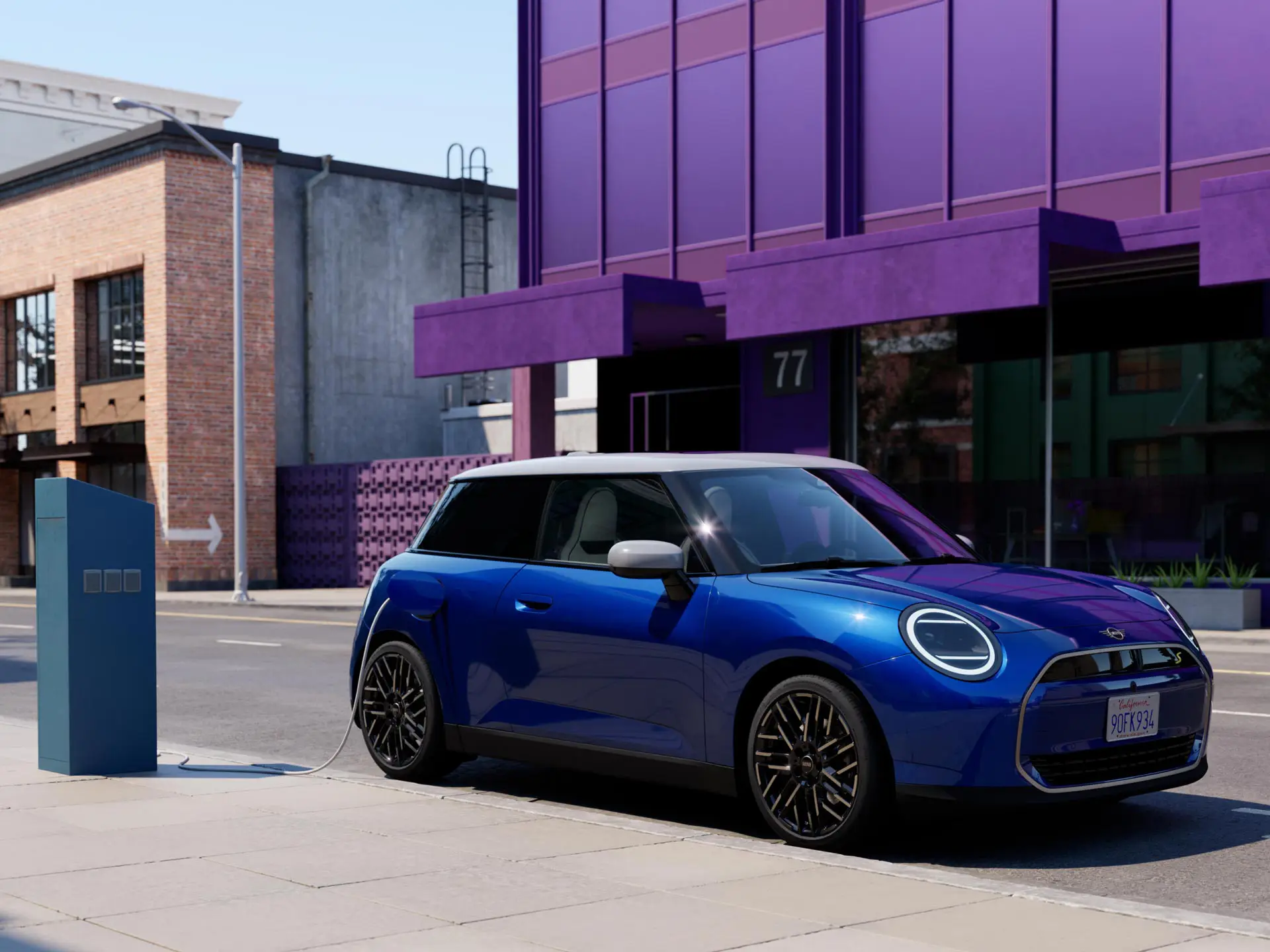 MINI Cooper alla stazione di ricarica.