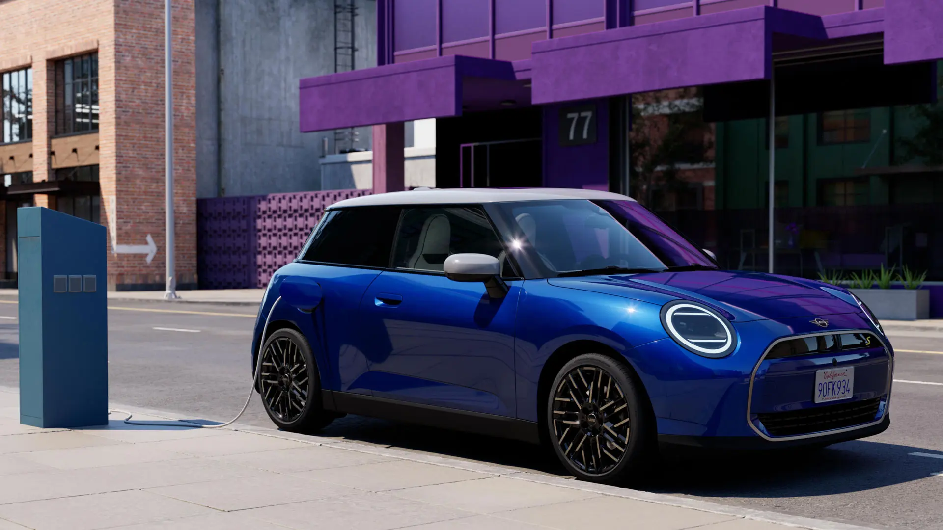 MINI Cooper alla stazione di ricarica.