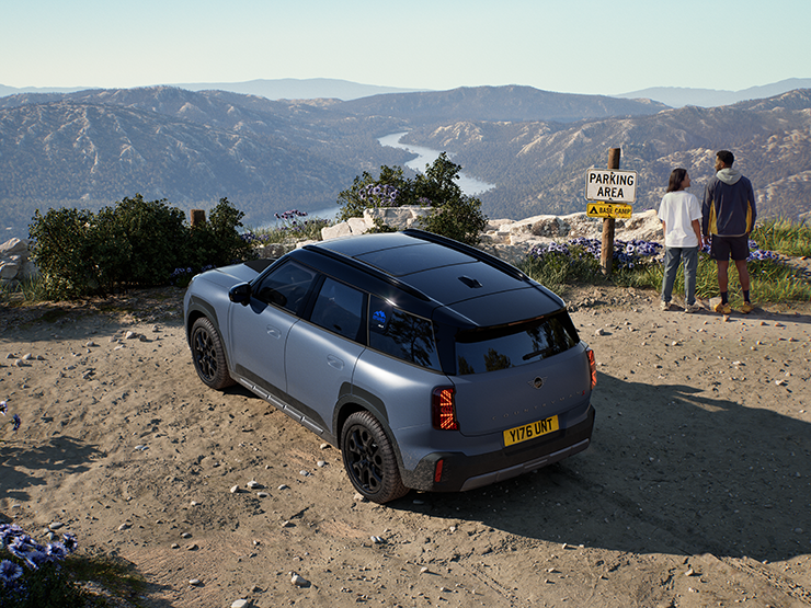 Draufsicht von hinten auf den MINI Countryman Untamed Edition.