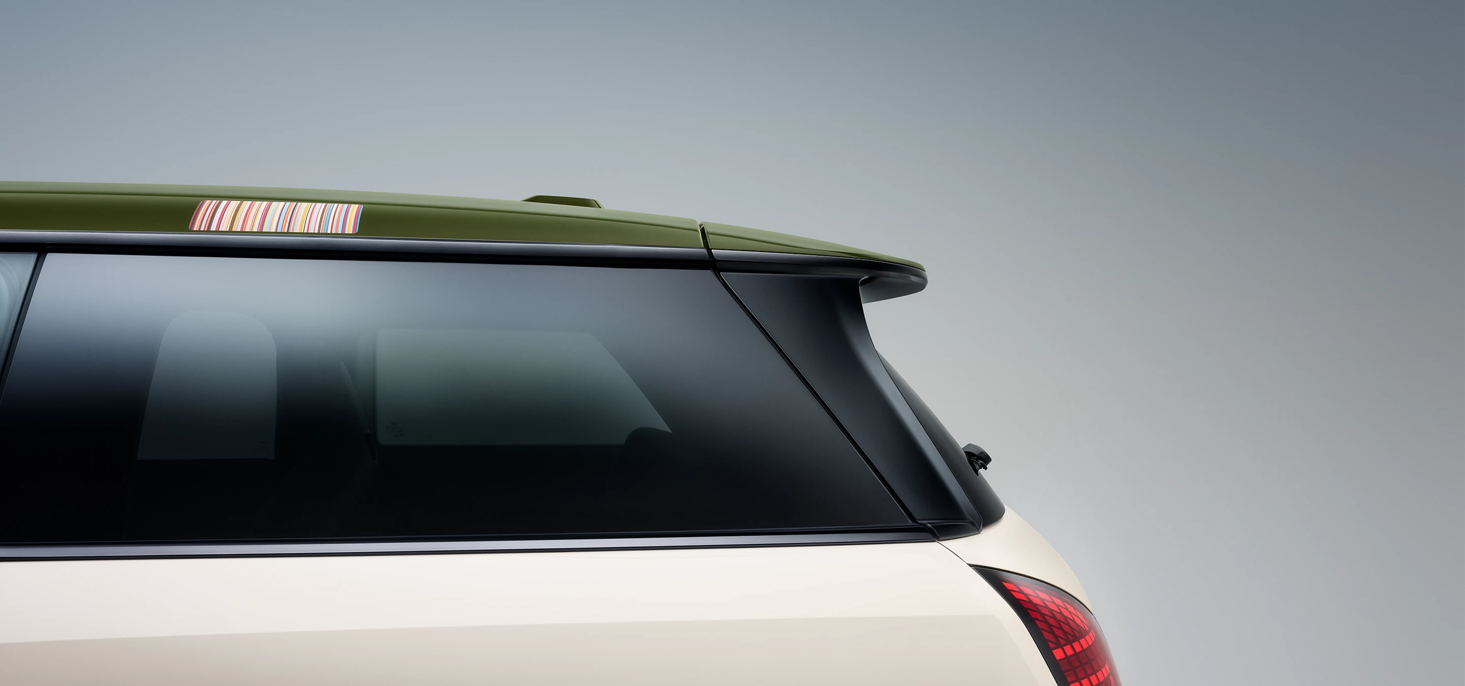 Seitliche Nahaufnahme des MINI Paul Smith Contrast Roof in Nottingham Green