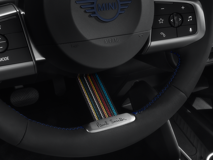 Immagine ravvicinata del volante della MINI Paul Smith Edition, che ne mette in mostra le caratteristiche uniche