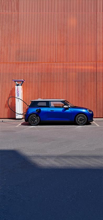 Vollelektrischer MINI Cooper Seitenansicht an IONITY Ladesäule
