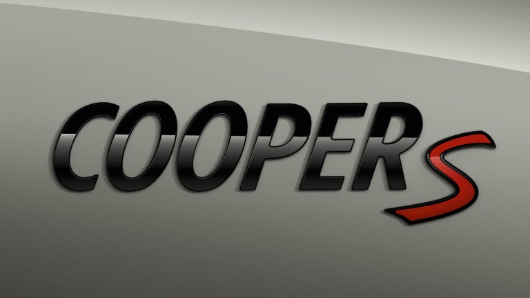 MINI Cooper S – Typenlogo – Piano Black und Rot
