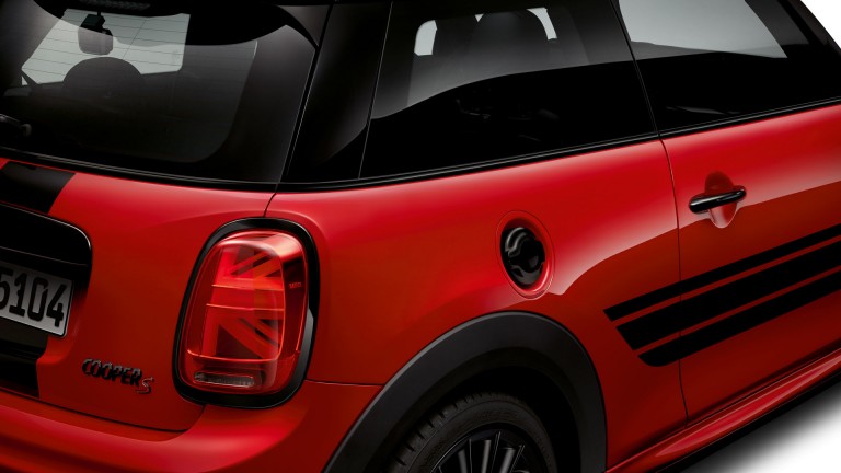 MINI Cooper S – Typenlogo – Piano Black und Rot