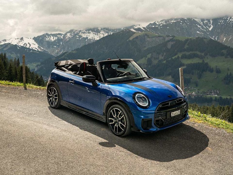 MINI Cooper Cabrio in Alpenlandschaft 