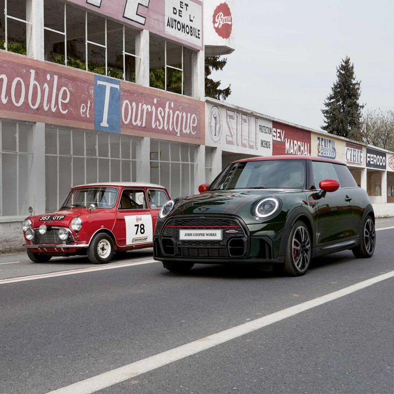 MINI John Cooper Works 3 door e modello MINI Heritage vista a tre quarti frontale ferme.jpg