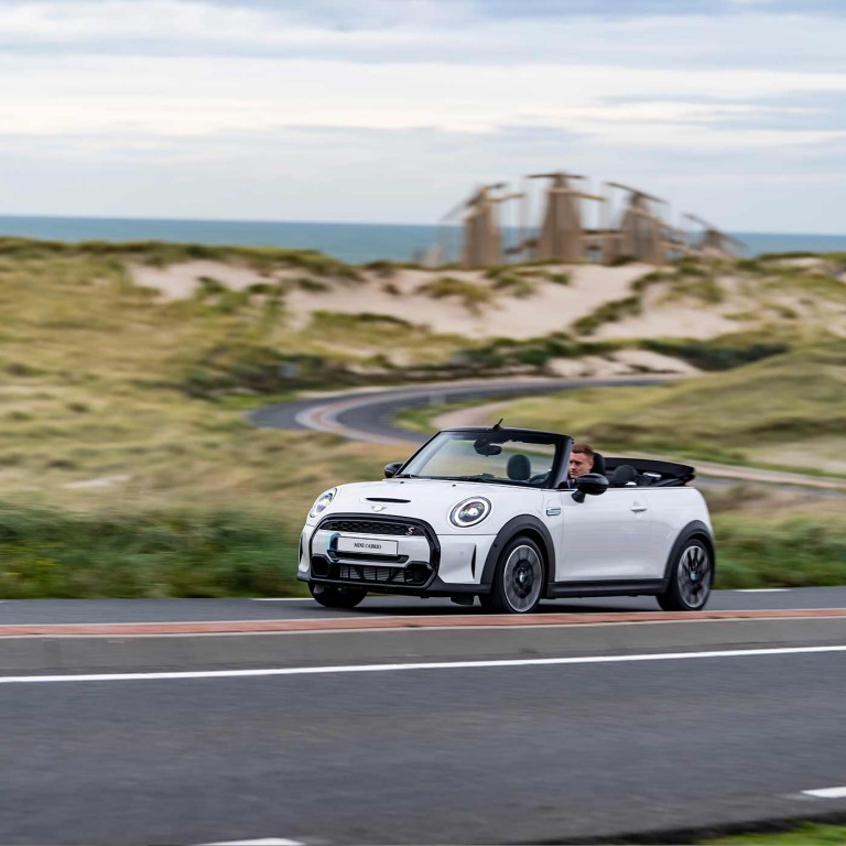 MINI Cooper Cabrio Dreiviertel-Frontansicht fahrend in Dünenlandschaft