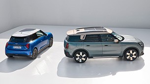 MINI 5 door auf weissem Hintergrund 