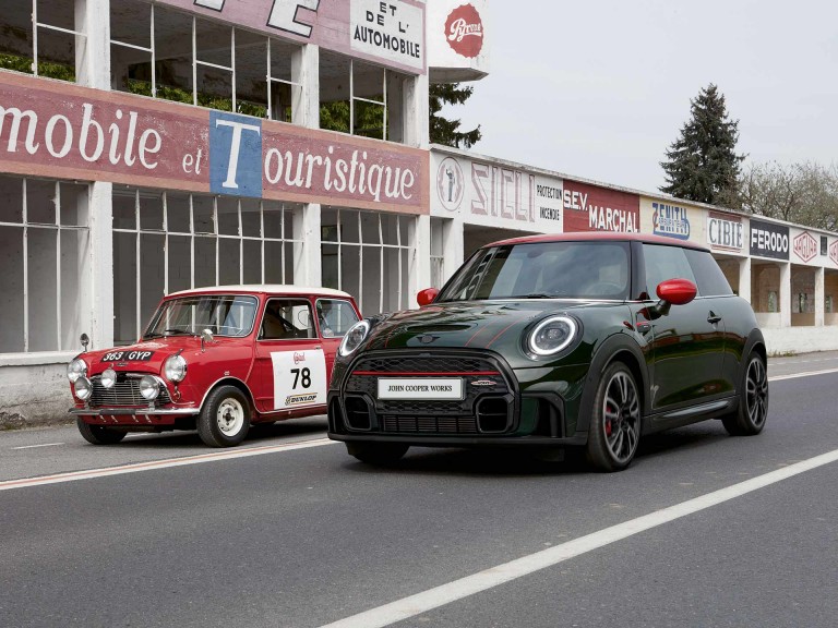 MINI John Cooper Works 3 Door und MINI Heritage-Modell Dreiviertel-Frontansicht stehend.jpg