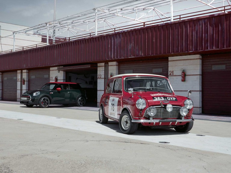 MINI Heritage-Modell vor MINI John Cooper Works 3 Door stehend auf Parkplatz.jpg